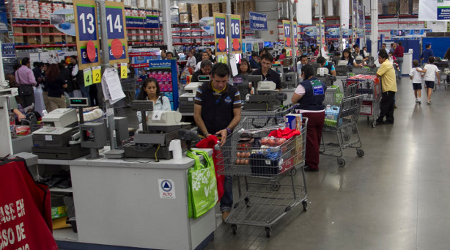 EL FINANCIERO 'requested' employment in companies such as Walmart, Vips, Elektra, McDonald's, Oxxo, KFC and El Globo. PHOTO: Bloomberg.